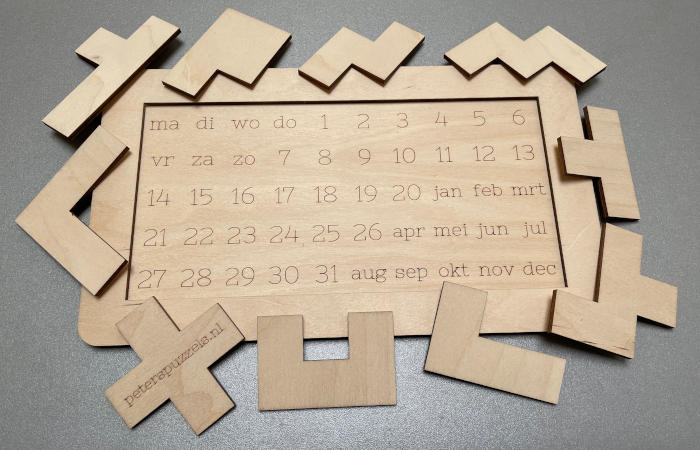 Foto van een leeg bord van kalenderpuzzel "Vierkant" met alle 10 stukken eromheen
