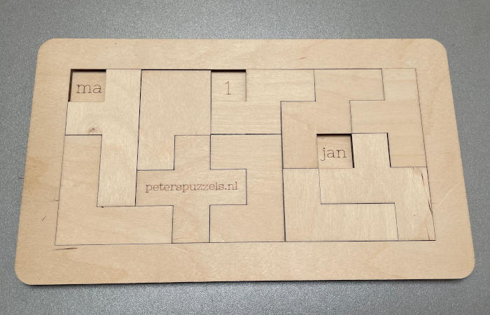 Foto van een oplossing van kalenderpuzzel "Vierkant" van de opgave van maandag 1 januari
